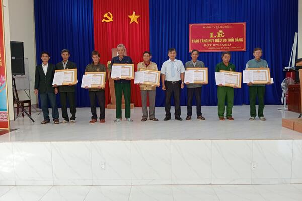 LỄ TRAO TẶNG HUY HIỆU 30 NĂM TUỔI ĐẢNG ĐỢT 7/11/2023